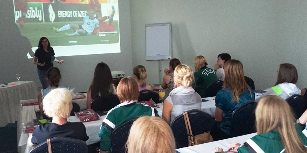 Rīgā notika sieviešu futbola tiesnesēm veltītais seminārs D. Damkovas vadībā