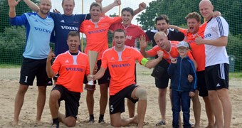 Latvijas čempioni „Kreiss” triumfē arī Latvijas kausa izcīņā pludmales futbolā
