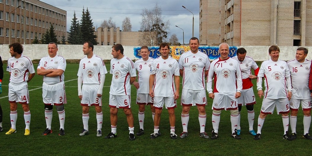 Latvijas futbola veterānu komanda draudzības spēlē pārspēj Borisovas BATE