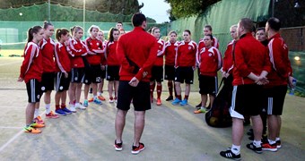 Latvijas nacionālā sieviešu futbola izlase ieradusies Kiprā