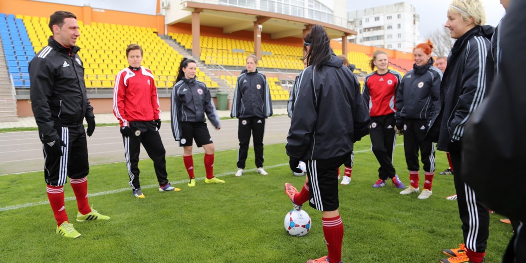 Sieviešu izlase aizvadījusi pirmsspēles treniņu Orhei pilsētas stadionā