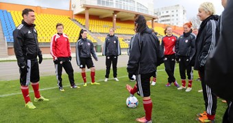 Sieviešu izlase aizvadījusi pirmsspēles treniņu Orhei pilsētas stadionā