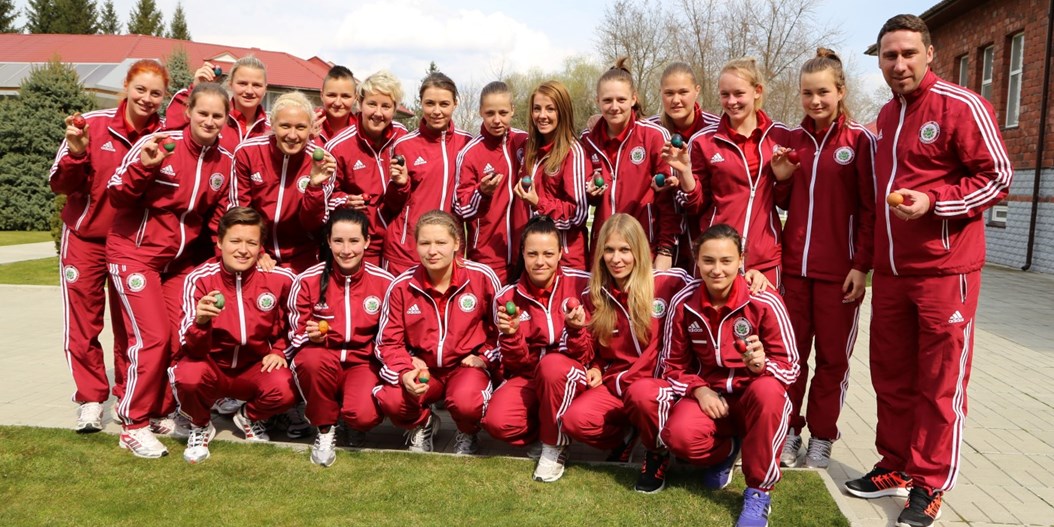 Nacionālā sieviešu futbola izlase sveic Latvijas iedzīvotājus Lieldienās