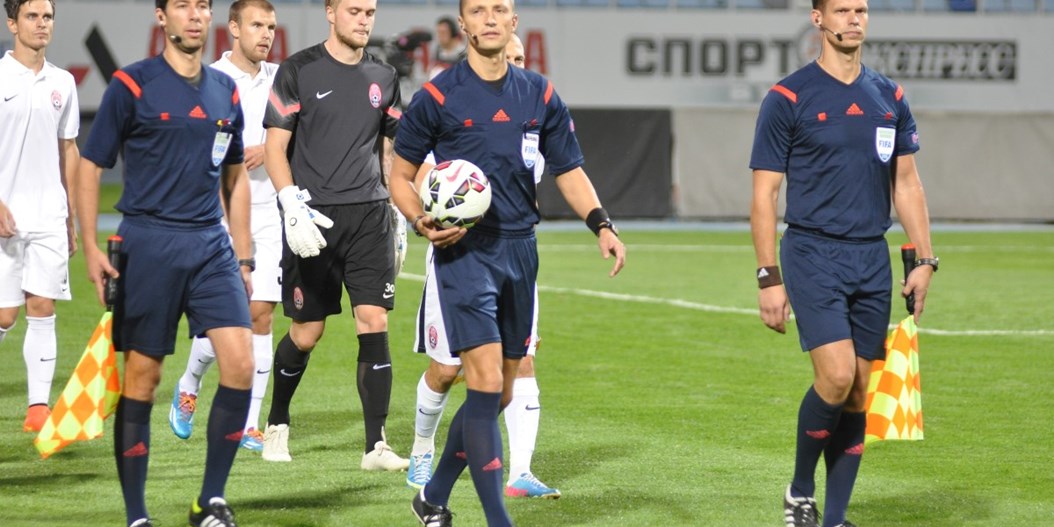 Latvijas futbola tiesneši apkalpojuši UEFA Eiropas klubu turnīru spēles Telavivā un Kijevā