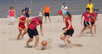 Pirmoreiz Latvijā norisinājās sieviešu turnīrs pludmales futbolā