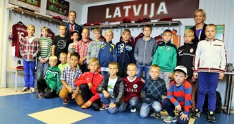 Latvijas un Čehijas futbolistus Skonto stadionā pavadīja bērni no visas Latvijas