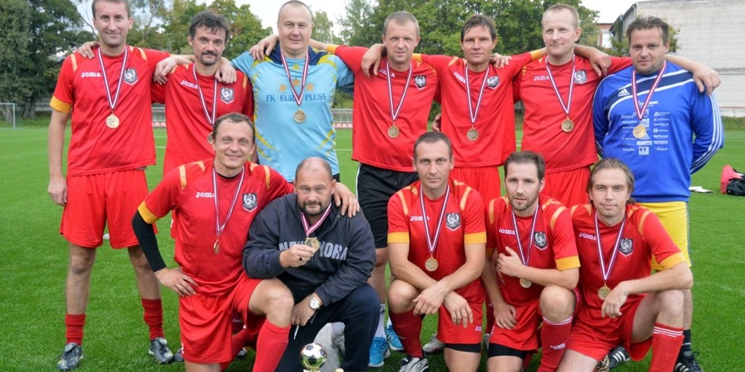 Par RFF ceturtā veterānu kausa izcīņas minifutbolā uzvarētājiem kļūst FK „Rīnūži Rīga” futbolisti