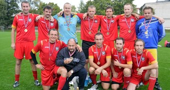 Par RFF ceturtā veterānu kausa izcīņas minifutbolā uzvarētājiem kļūst FK „Rīnūži Rīga” futbolisti