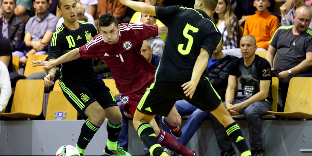Latvijas telpu futbola izlase pirmajā draudzības spēlē zaudē Spānijai