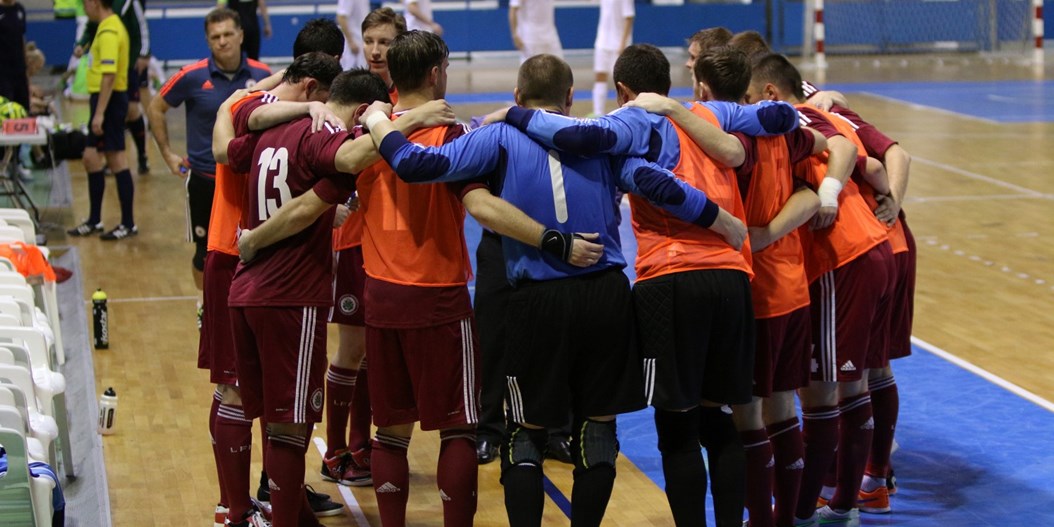 Latvijas telpu futbola izlase spēles izskaņā pārspēj Armēniju un turpina cīņu par pamatturnīru