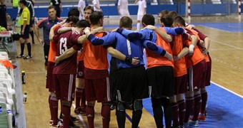 Latvijas telpu futbola izlase spēles izskaņā pārspēj Armēniju un turpina cīņu par pamatturnīru