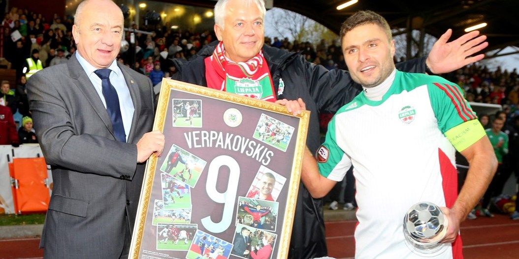 Māris Verpakovskis noslēdz spēlētāja karjeru FK "Liepāja" čempionu svinību dienā