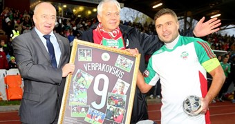 Māris Verpakovskis noslēdz spēlētāja karjeru FK "Liepāja" čempionu svinību dienā