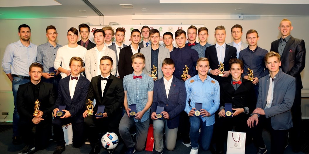 Apbalvoti Latvijas jaunatnes čempionāta laureāti un LFF Futbola akadēmijas izcilnieki