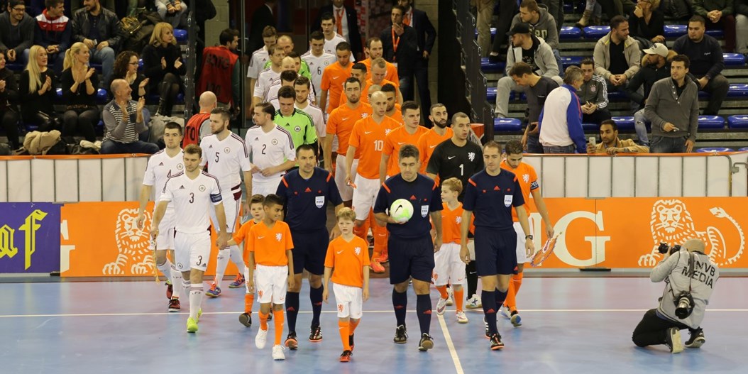 Latvijas telpu futbola izlase nerealizē savas iespējas un zaudē Nīderlandei