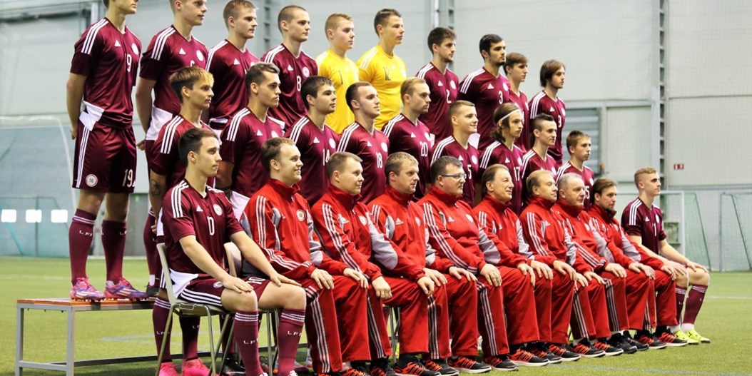 Latvijas U-21 izlase trenējas un piedalās fotosesijā pirms Sadraudzības kausa