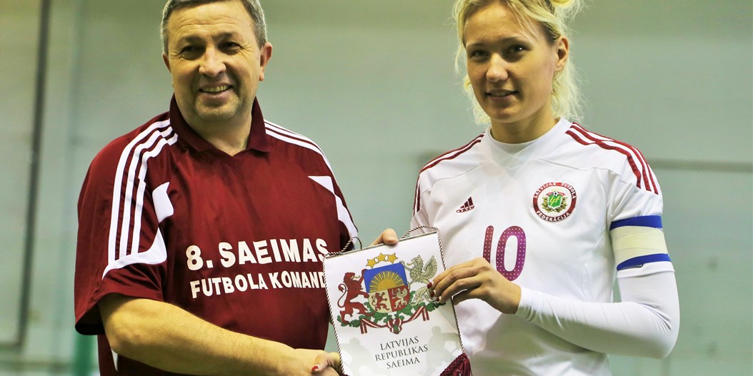 Latvijas izlase atkārtoti pārspēj Saeimas futbola komandu
