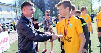 Marians Pahars apsveic Skolu futbola čempionāta finālturnīra laureātus