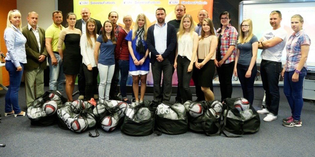 FIFA dāvāto ekipējumu saņēmuši deviņi Latvijas Sieviešu pirmās līgas čempionāta klubi