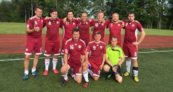 Latvijas mediju un draugu komanda Lietuvā kļūst par starptautiskā futbola turnīra vicečempioniem