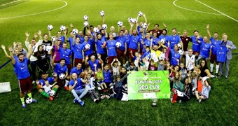 Sabiedrībā zināmi cilvēki tiekas Futbola dienas labdarības zvaigžņu turnīrā