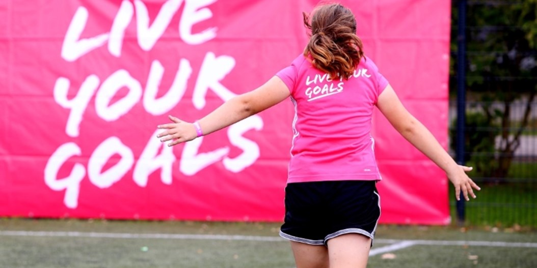 Liepājā un Jelgavā plašā pulkā aizvadīti meiteņu futbola festivāla "Live Your Goals" pasākumi
