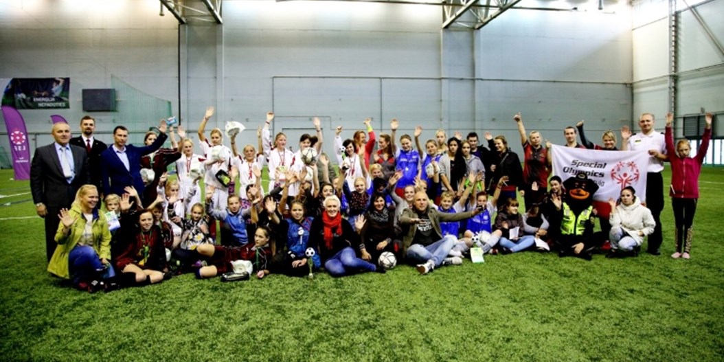 Video un foto: Meiteņu futbola turnīrs speciālo skolu audzēknēm