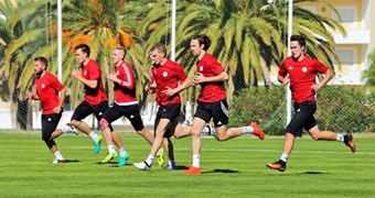 Izlasei treniņi Portugālē turpinās, komanda satiekas ar jauniešiem no Ugāles