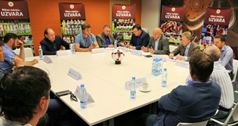 FOTO: LFF vadība, Starkovs un Virslīgas klubu treneri pārrunā aktuālos jautājumus