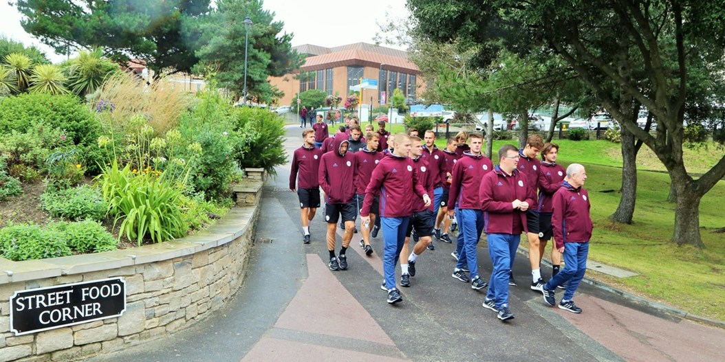FOTO: Latvijas U-21 izlases pirmsspēles pastaiga Bornmutas ielās