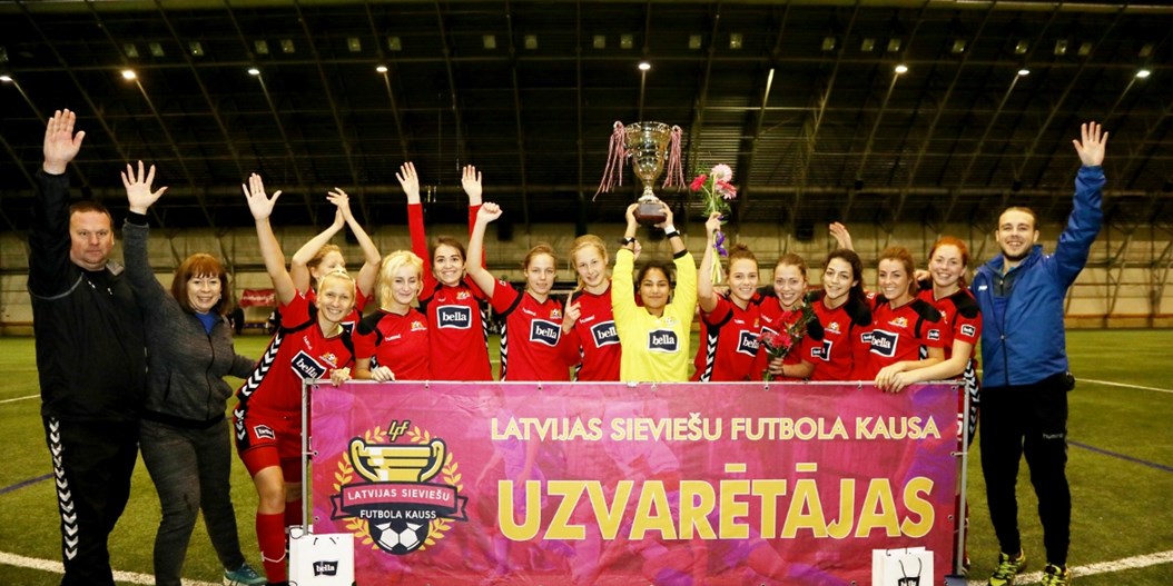 Rīgas Futbola skola izcīna sieviešu futbola kausa izcīņas trofeju