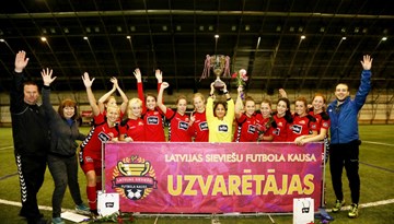 Rīgas Futbola skola izcīna sieviešu futbola kausa izcīņas trofeju