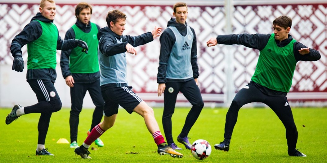 FOTO: Latvijas U-21 izlase gatavojas spēlei pret Skotiju