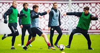 FOTO: Latvijas U-21 izlase gatavojas spēlei pret Skotiju