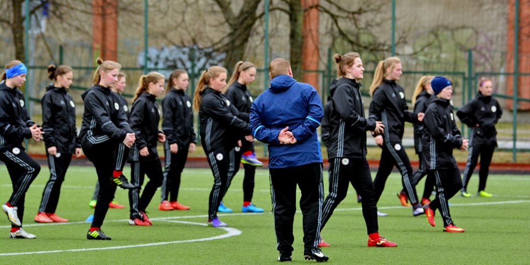 FOTO: Latvijas WU-17 meiteņu futbola izlases selekcijas treniņš Rīgā