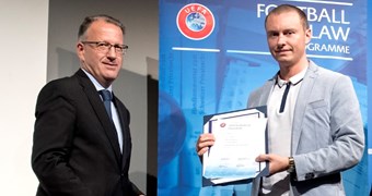 Artūrs Saļņikovs noslēdzis gadu ilgās apmācības UEFA Futbola tiesību programmā