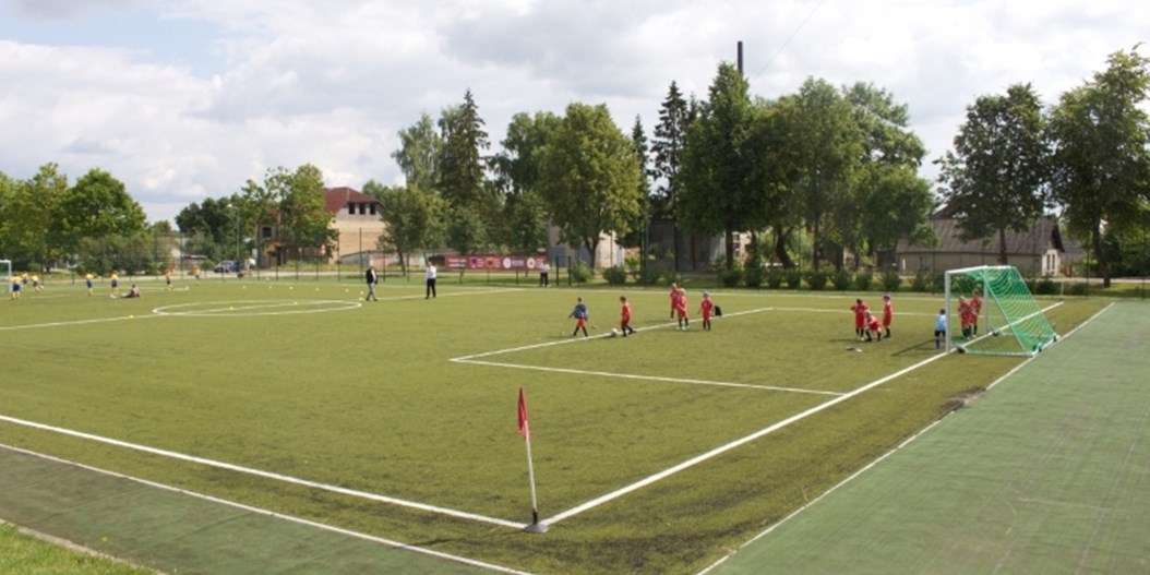 Ar futbola festivālu bērniem Balvos atklāts jauns futbola laukums