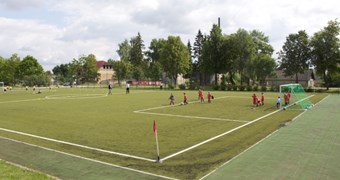 Ar futbola festivālu bērniem Balvos atklāts jauns futbola laukums