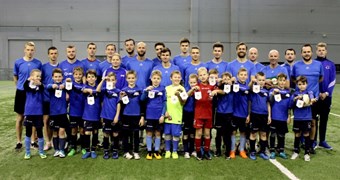 C-LFF kursu dalībniekiem prakses nodarbība kopā ar Rīgas Futbola skolas audzēkņiem