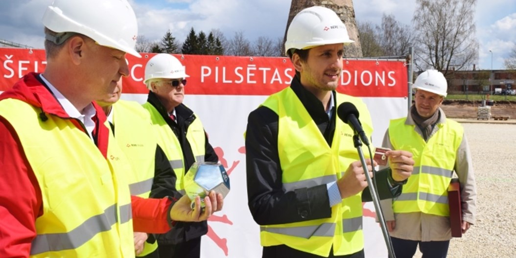 Cēsu stadiona pamatos ierakta laika kapsula