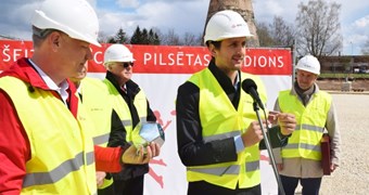 Cēsu stadiona pamatos ierakta laika kapsula