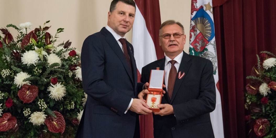 Valsts prezidents Dainim Gudermanim pasniedzis Atzinības krustu