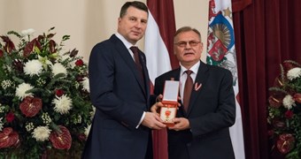 Valsts prezidents Dainim Gudermanim pasniedzis Atzinības krustu