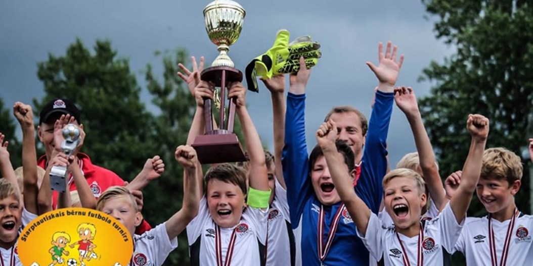 Latvijas un Lietuvas komandām uzvaras bērnu futbola turnīra "Dobrecova kauss" noslēdzošajās sacensībās