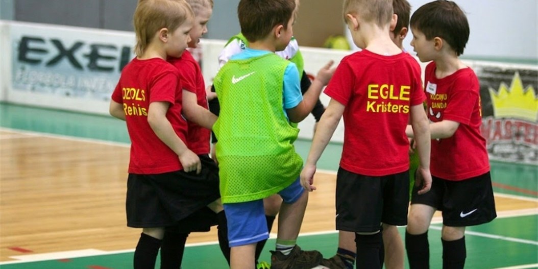 FS METTA atzīmē Futbola dienas sākumu ar došanos uz bērnudārziem