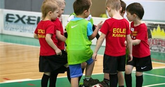 FS METTA atzīmē Futbola dienas sākumu ar došanos uz bērnudārziem