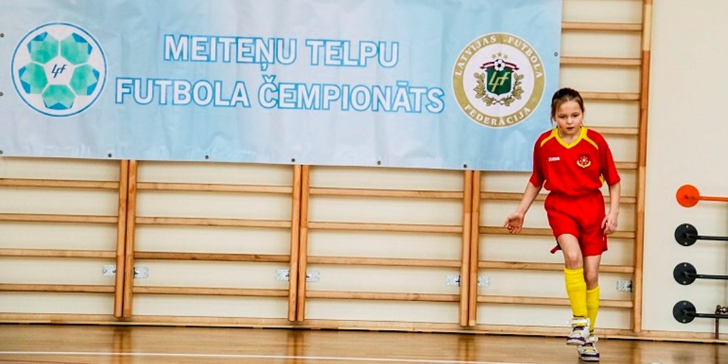 Ar RFS uzvaru noslēgušās Latvijas meiteņu telpu futbola čempionāta cīņas