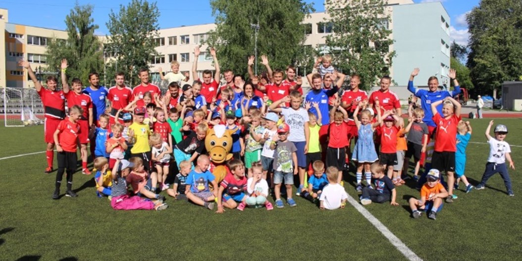 Otro gadu pēc kārtas bērnus priecē atklātā futbola nodarbība "Futbols caur bērna acīm"