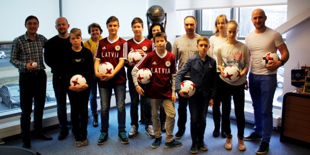 Divi Latvijas jaunieši brauks ciemos pie futbola superzvaigznēm