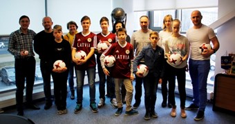 Divi Latvijas jaunieši brauks ciemos pie futbola superzvaigznēm